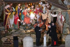 Bożonarodzeniowa szopka i światło pokoju na placu Św. Piotra