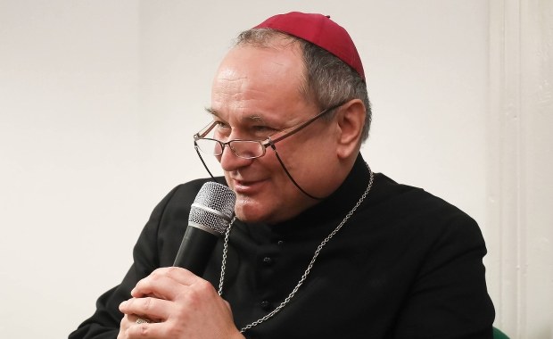 Bp Janocha: Społeczeństwo jak rozbity gliniany dzban. My go sami nie skleimy 