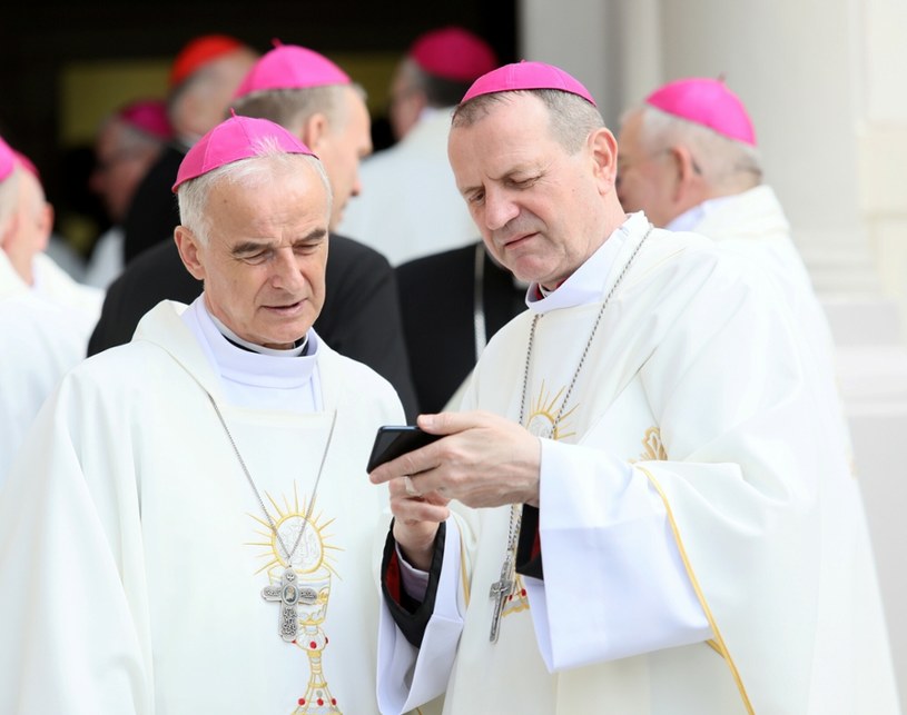 Bp Marian Florczyk (z lewej) i abp Tadeusz Wojda na zdjęciu archiwalnym z 2019 roku /Piotr Molecki /East News