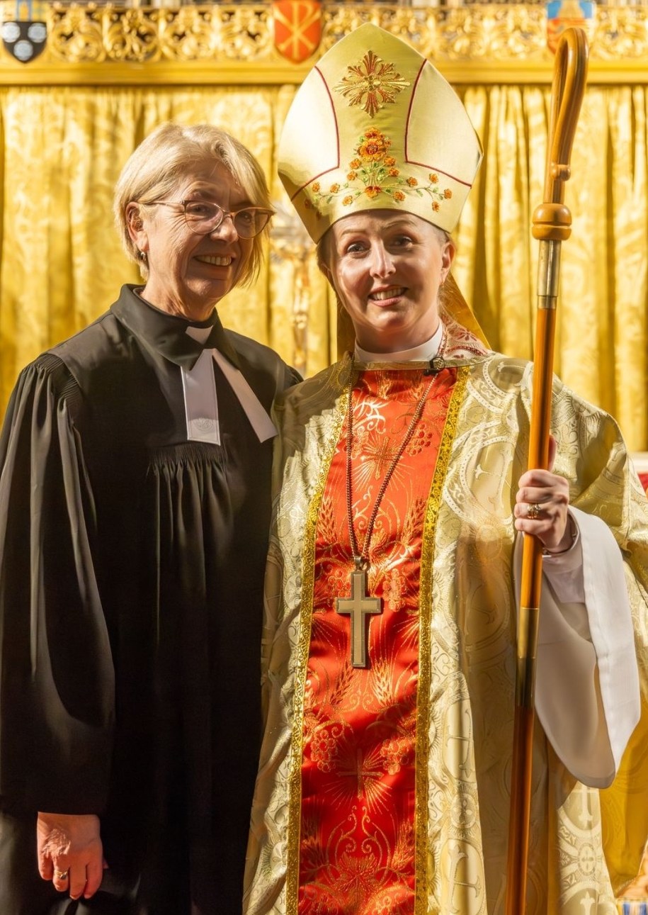 Bp Paulina Hławiczka-Trotman w towarzystwie ks Haliny Radacz z Żyrardowa, która była ordynowana w 2022 r., kiedy weszły pierwsze święcenia kobiet w kościele Ewangelicko-Augsburskim w Polsce /Archiwum prywatne