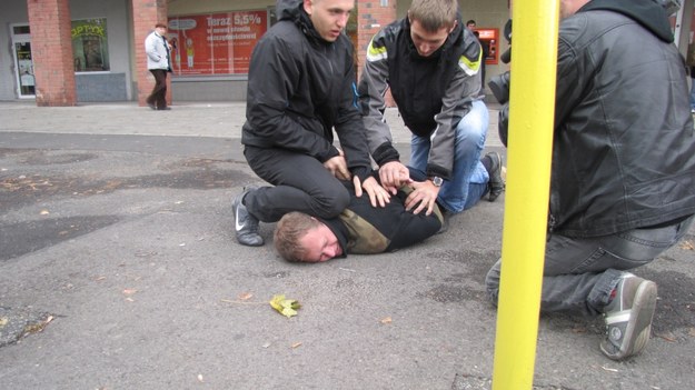 Bracia demonstrują, jak obezwładnili złodzieja /Anna  Kropaczek /RMF FM