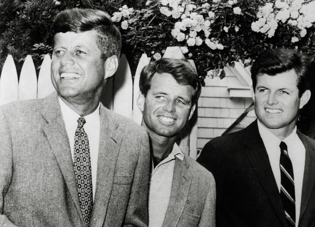 Bracia Kennedy. John F. Kennedy, Robert F.Kennedy i Edward (Ted) Kennedy w Hyannis Port w Massachusetts. Zdjęcie z 1960 roku. / 	Photoshot    /PAP/Photoshot