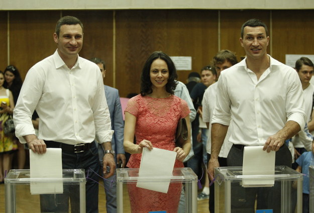 Bracia Kliczko zagłosowali w Kijowie /PAP/EPA/YURIY MAKSIMOV /PAP/EPA
