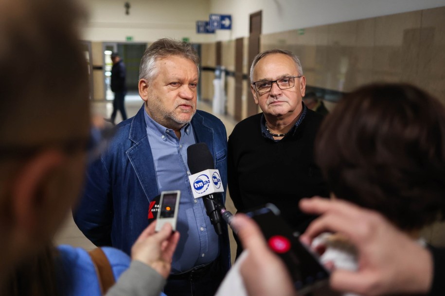 Bracia ks. Grzegorza Dymka na korytarzu Sądu Okręgowego w Częstochowie /Waldemar Deska /PAP