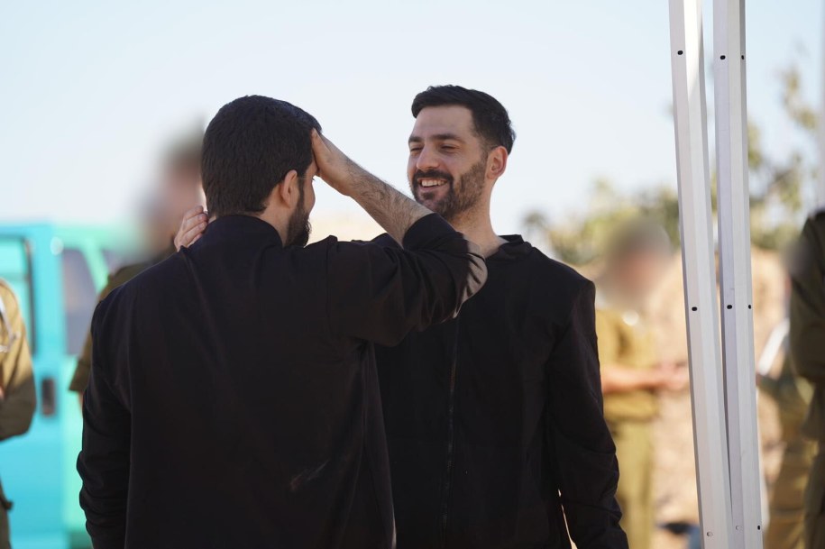 Bracia po uwolnieniu z rąk Hamasu /ISRAELI GOVERNMENT PRESS OFFICE HANDOUT /PAP/EPA