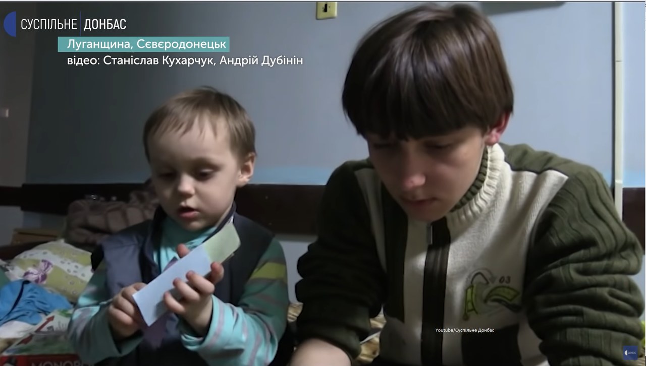 Bracia spędzili tydzień pod ciągłym rosyjskim ostrzałem. "Mama kazała nie zostawiać domu"