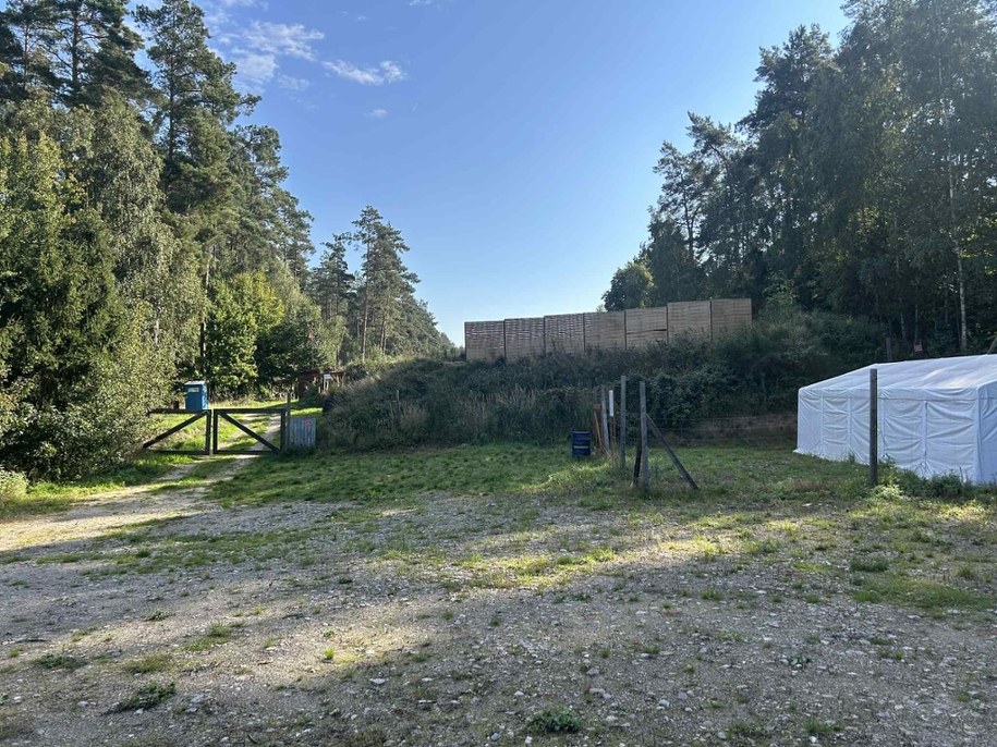 Bractwo Kurkowe próbuje wygłuszyć hałas m.in. pergolami i pianką akustyczną. /Aneta Łuczkowska /RMF FM - reporter