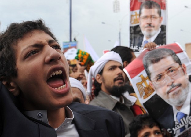 Bractwo Muzułmańskie, z którego wywodzi się Mursi, wezwało do zorganizowania po piątkowych modłach "marszu gniewu milionów" /YAHYA ARHAB /PAP/EPA