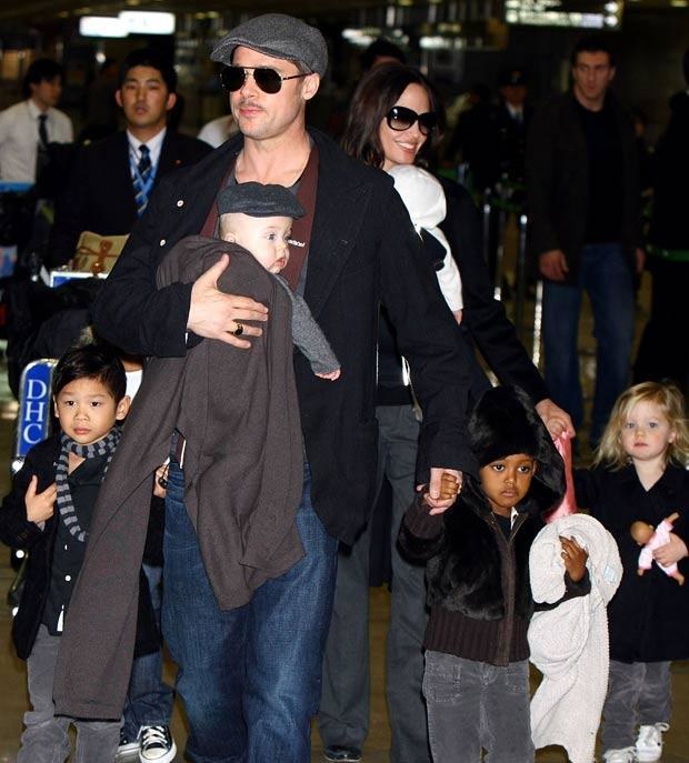 Brad i Angelina z dziećmi, fot. Junko Kimura &nbsp; /Getty Images/Flash Press Media
