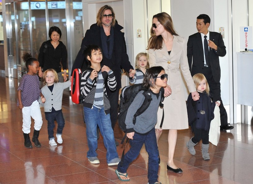 Brad Pitt i Angelina Jolie z dziećmi w 2011 roku /Jun Sato / Contributor /Getty Images