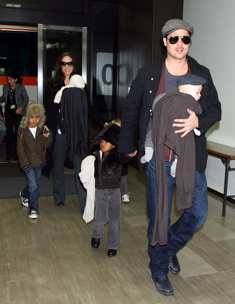 Brad Pitt i Angelina Jolie z dziećmi /Junko Kimura /Getty Images
