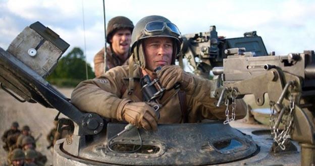 Brad Pitt jako czołgista w filmie "Fury" /materiały dystrybutora