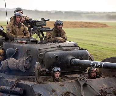 Brad Pitt, Jon Bernthal, Shia LaBeouf, Logan Lerman i Michael Pena w scenie z filmu "Furia"