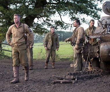 Brad Pitt, Logan Lerman, Michael Pena i Shia LaBeouf w scenie z filmu "Furia"