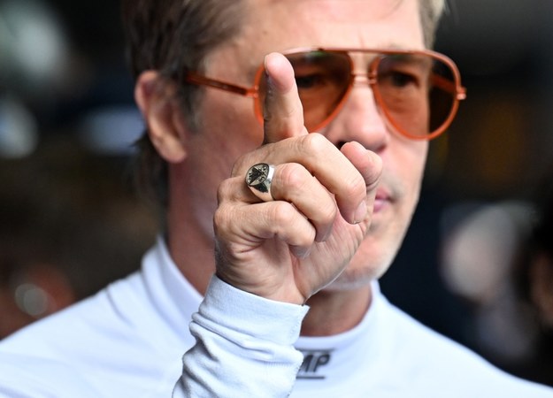 Brad Pitt podczas kręcenie "F1" /PETER POWELL   /PAP/EPA