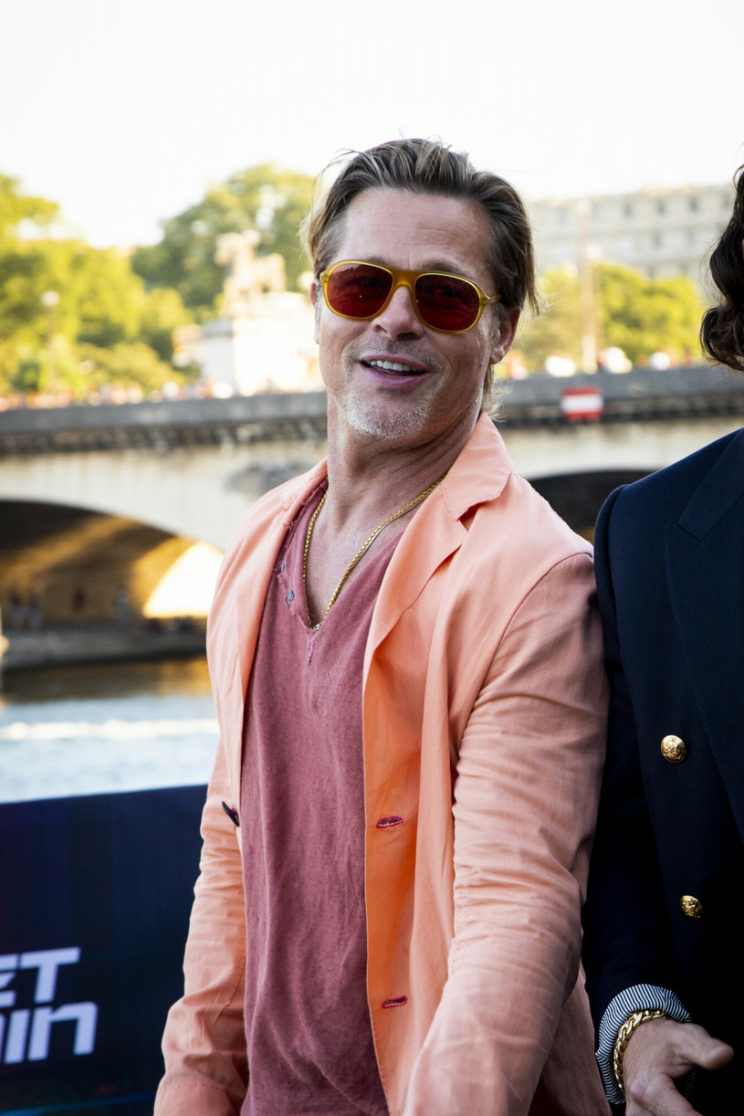 Brad Pitt w pomarańczowym garniturze. /Antoine Flament/Starface/STARFACE PHOTO /East News /East News