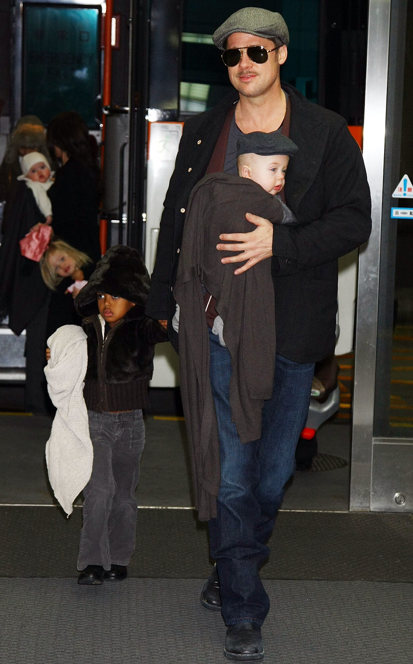 Brad Pitt z dziećmi, 2009 rok /Junko Kimura /Getty Images