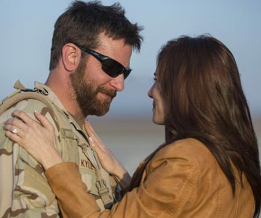 Bradley Cooper i Sienna Miller w scenie z filmu "Snajper"