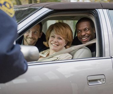 Bradley Cooper, Jacki Weaver i Chris Tucker w scenie z filmu "Poradnik pozytywnego myślenia"