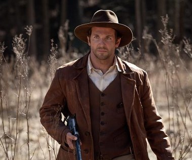 Bradley Cooper w scenie z filmu "Serena"