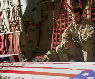 Bradley Cooper w scenie z filmu "Snajper"