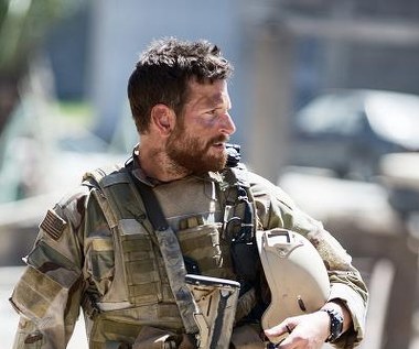 Bradley Cooper w scenie z filmu "Snajper"