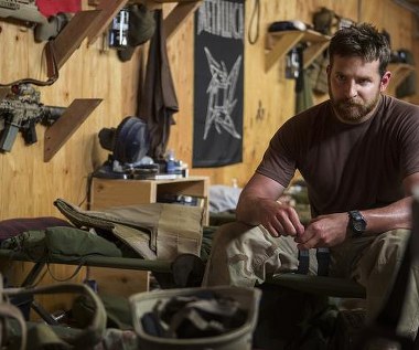 Bradley Cooper w scenie z filmu "Snajper"