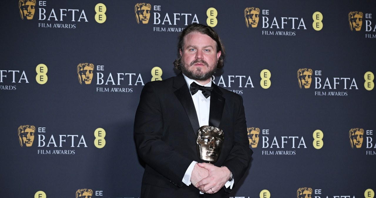 Brady Corbet z nagrodą BAFTA za reżyserię "The Brutalist" /Kate Green / Stringer /Getty Images