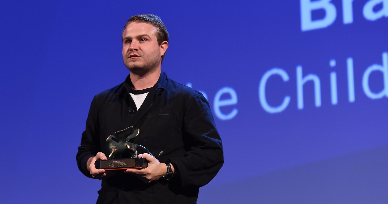 Brady Corbet z nagrodą za "Dzieciństwo wodza" podczas festiwalu w Wenecji w 2015 roku /Daniele Venturelli / Contributor /Getty Images