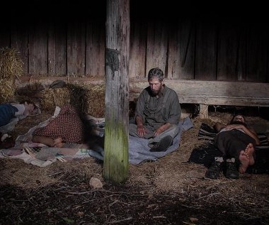 Brady Permenter, Ahna O'Reilly, Tim Blake Nelson i Logan Marshall-Green w scenie z filmu "Kiedy umieram"