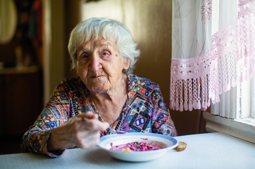 Brak apetytu u seniorów może wynikać z zaniku kubków smakowych lub problemów z układem pokarmowym /123RF/PICSEL