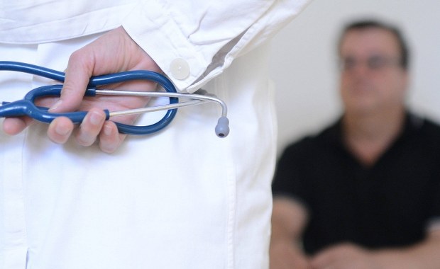 Brak aresztu dla onkologa, który molestował pacjentki. Sąd zajmie się zażaleniem