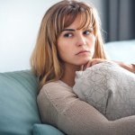 Brak energii, problemy ze snem, obniżony nastrój. Objawy SAD powracają jesienią