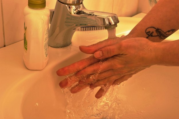 Brak higieny to najczęstsza przyczyna zakażeń jelitowych /Klaus Rose    /PAP/EPA