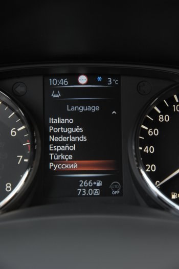 Brak języka polskiego wśród możliwych do wyboru w komputerze pokładowym dziwi - tym bardziej, że radio "zna" nasz język. /Motor