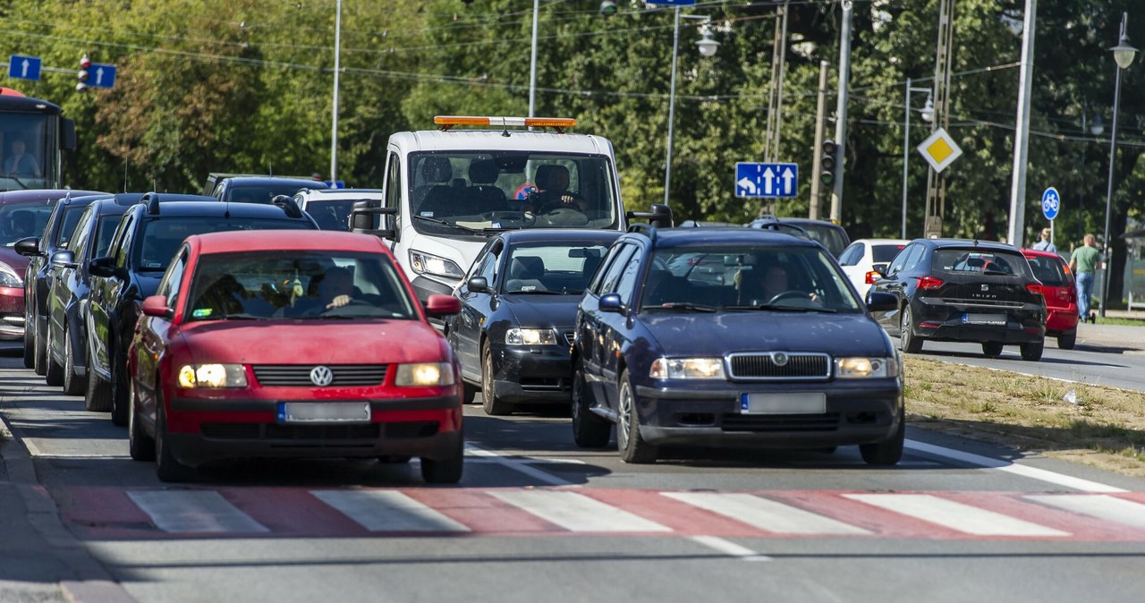 Brak OC oznacza wysokie kary, ale prawdziwe kłopoty zaczynają się, gdy dojdzie do kolizji lub wypadku /Stanisław Bielski /East News