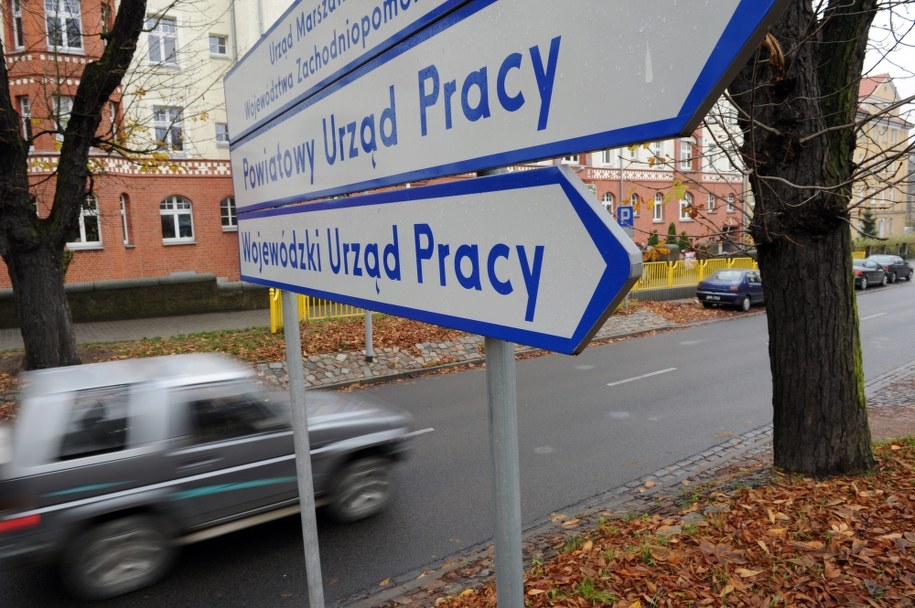 Brak pracy i rosnące wymagania sprawiają, że młodzi ludzie zrywają kontakty z rodziną /Fot. Marcin Bielecki /PAP