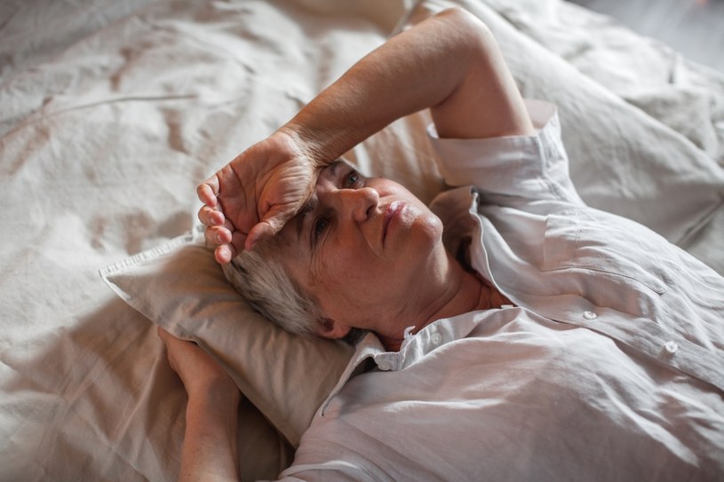 Brak snu prowadzi do wielu problemów ze zdrowiem. Tymczasem ci, którzy śpią zdrowo, mają nawet do 80 proc. niższe ryzyko zdarzeń sercowo-naczyniowych /123RF/PICSEL