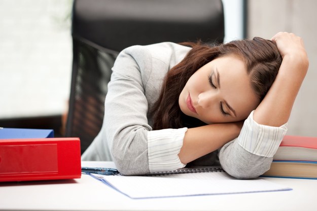 Brak snu wywołuje wzrost wrażliwości na bodźce bólowe /123RF/PICSEL