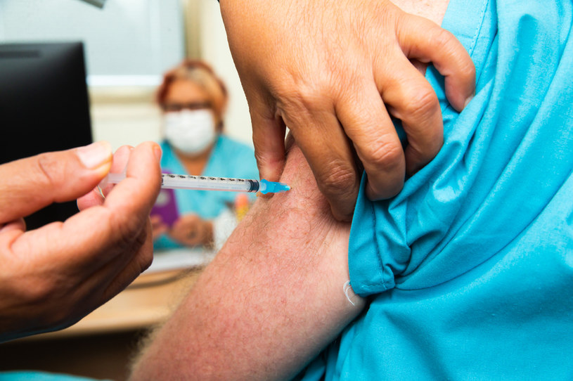 Brak szczepień oznacza, że przynajmniej 75 proc. społeczeństwa się zarazi i większość z tych osób zachorujes /Getty Images