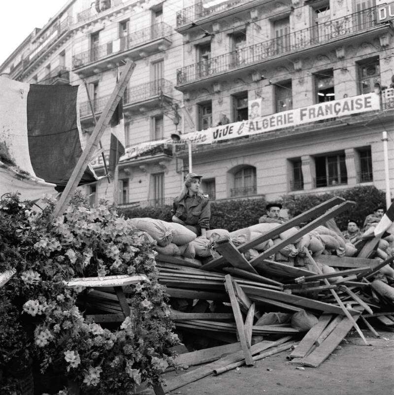 Brak współpracy ze strony algierskiej wiązał się z niechęcią wobec Francuzów. Byli oni bowiem postrzegani jako dawni kolonizatorzy i mordercy z czasów wojny algierskiej /REPORTERS ASSOCIES/Gamma-Rapho via Getty Images /domena publiczna