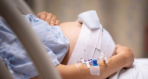 Brak znieczulenia i nielegalne opłaty. Fatalny stan polskich porodówek