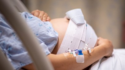 Brak znieczulenia i nielegalne opłaty. Fatalny stan polskich porodówek