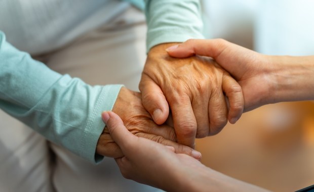 ​Brakuje opiekunów dla seniorów. Nie ma chętnych do tego zawodu