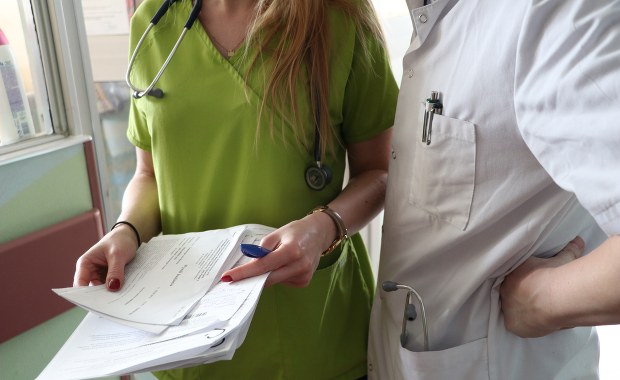 Brakuje personelu medycznego. Krótsza izolacja i szczepienia rozwiążą problem?