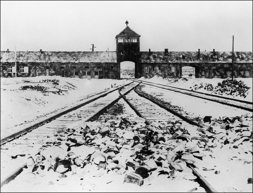 Brama Auschwitz-Birkenau tuż po wyzwoleniu obozu /AFP