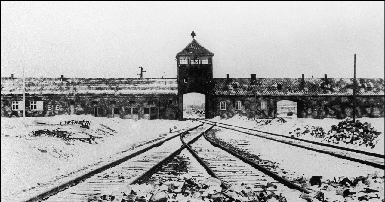 Brama Auschwitz-Birkenau tuż po wyzwoleniu obozu /AFP