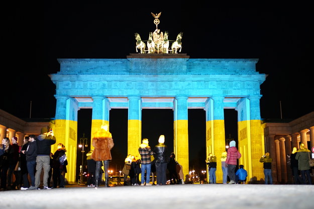 Brama Brandenburska w Berlinie podświetlona w barwach ukraińskiej flagi /Clemens Bilan /PAP/EPA