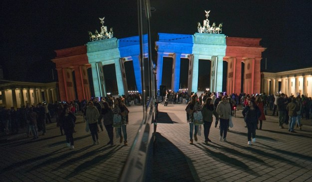 Brama Brandenburska w Berlinie podświetlona w kolorach francuskiej flagi /JOERG CARSTENSEN   /PAP/EPA