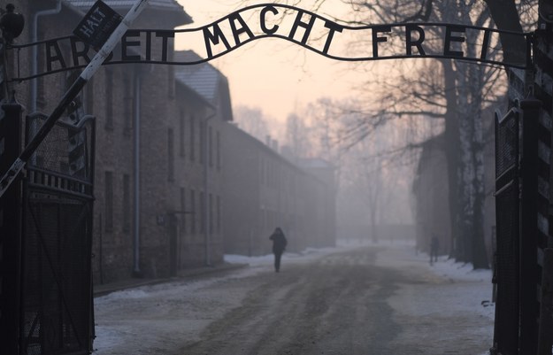 Brama byłego obozu Auschwitz I /Andrzej Grygiel /PAP